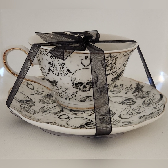 PARK CHATEAU NEW Magic Potion Skull Teacup & Saucer Set Black & White W/Gold NWT - Picture 1 of 6